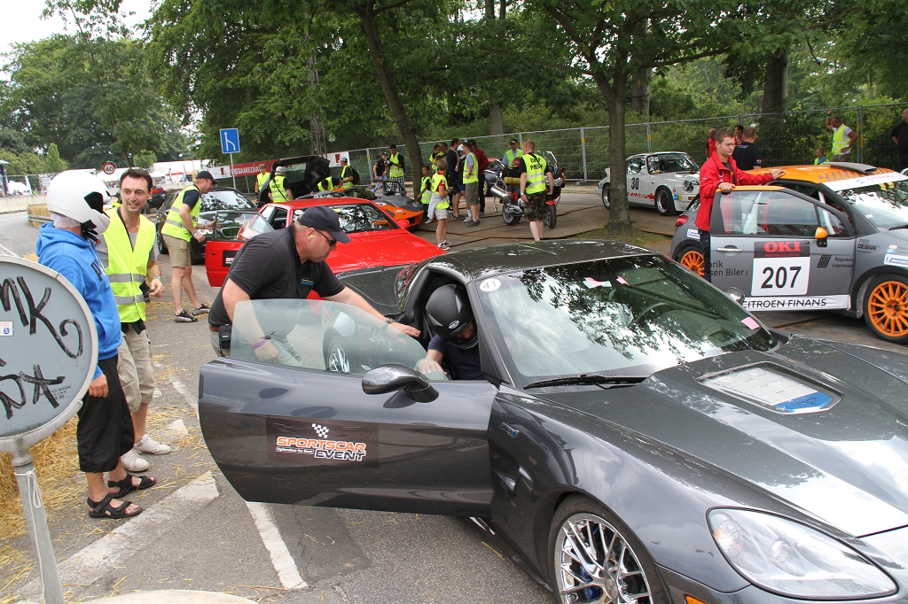 En gæst ud og en gæst ind i en fart. Det blev klaret næsten lige så hurtigt som bilerne kørte.
(Foto: Motorsporten.dk)